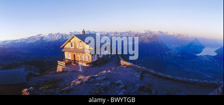 Alpine Alpen Berge Hütte Dämmerung Twilight Gipfel Peak große Mythen Hütte Kanton Schwyz Berglandschaft in m Stockfoto