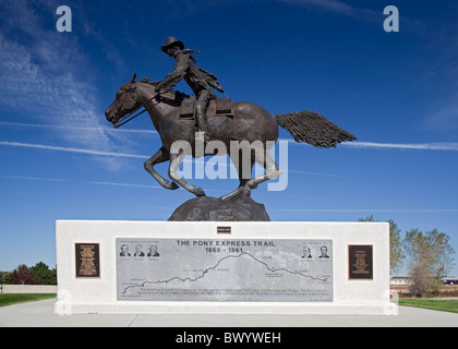 Julesburg Colorado - ein Denkmal für den Pony-Express, Scupted von Brenda Daniher. Stockfoto