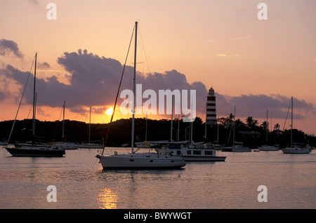 Abaco Island Bahamas Boote Küste Elbow Cay Hafen Hope Town Leuchtturm Hafen Segel Boote Meer Sonnenuntergang Marin Stockfoto