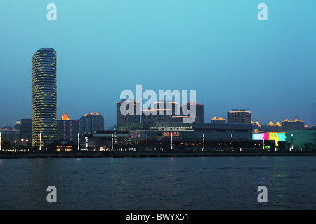 2010 World Expo-Pavillons in Pudong in der Abenddämmerung, Shanghai, China Stockfoto