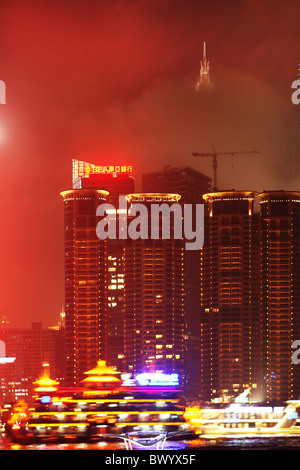 Hell erleuchteten Wolkenkratzern in Pudong bei Nacht, Shanghai, China Stockfoto