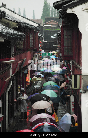 Touristen, die Verdrängung der alten Einkaufsstraße Qibao Ancient Town, Shanghai, China Stockfoto