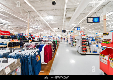 Innenraum von einem Walmart Supercenter, Haines City, Zentral-Florida, USA Stockfoto