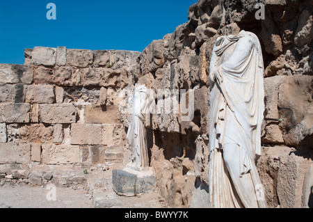 Römische Ruinen in der antiken Stadt Salamis in Nordzypern. Zwei Statuen in Bad-Ruine Stockfoto