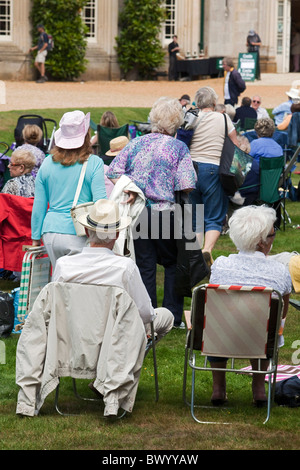 Zuvorkommend in Christchurch an der Küste von Dorset hat den höchsten Anteil der älteren Einwohner in ganz Großbritannien. DAVID MANSELL Stockfoto