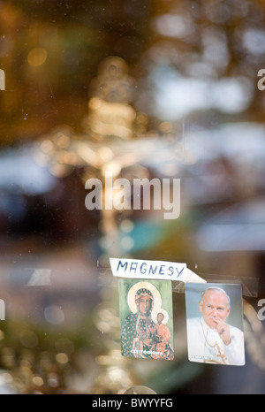 Ein Schaufenster eines Ladens, Verkauf von Devotionalien, Czestochowa, Polen Stockfoto