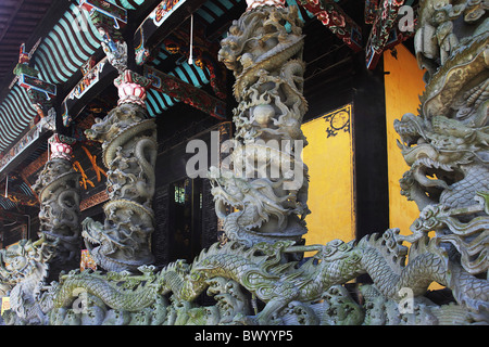 Kunstvoll geschnitzte dekorative Säulen mit Drachen vor der Dayuan Hall, Mount Jiuhua, Qingyang, Anhui, China Stockfoto