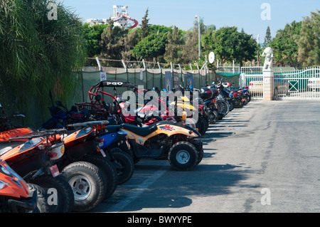 Quad-Bikes für Miete in Parkplatz in der Schlange stehen. Zypern Stockfoto