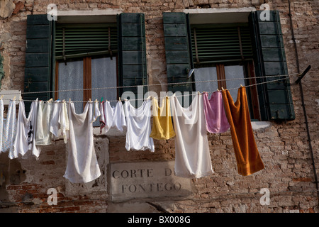 Wäscheständer auf eine Wäscheleine in Venedig. Stockfoto