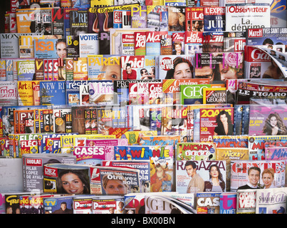 Bild-Füllung Konzept Kiosk drücken Saftpresse Schweiz Europa viele Zeitschriftenständer Zeitung Box Magazin Stockfoto