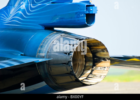 Belgische F16 Motor F-16A Steckdose Auspuff Schweif Nahaufnahme zeigt Markierungen und Muster und Metall in der Sonne glänzen Stockfoto