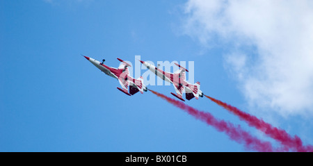 Zwei Paare von türkischen Stars Northrop NF-5 Team invertiert Bildung rechts nach links oben Stockfoto