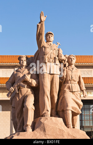 Eine Statue vor dem Mausoleum von Mao Zedong, Platz des himmlischen Friedens, Peking, China Stockfoto