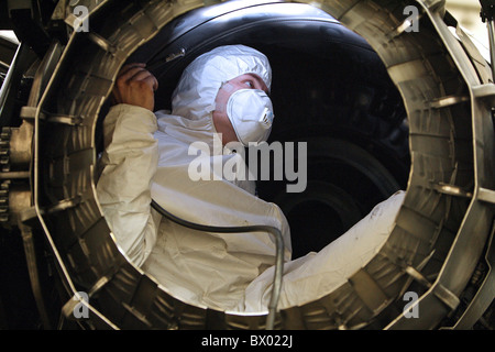 Mechaniker, die Überprüfung eines Jet-Engine, Mazar-e Sharif, Afghanistan Stockfoto