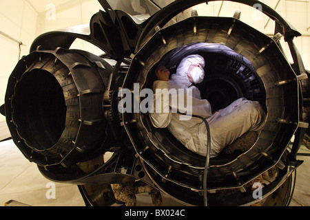 Mechaniker, die Überprüfung eines Jet-Engine, Mazar-e Sharif, Afghanistan Stockfoto