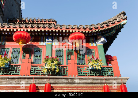 Bunt verzierten Außenseite eines Gebäudes, Qianmen Street, Beijing, China Stockfoto