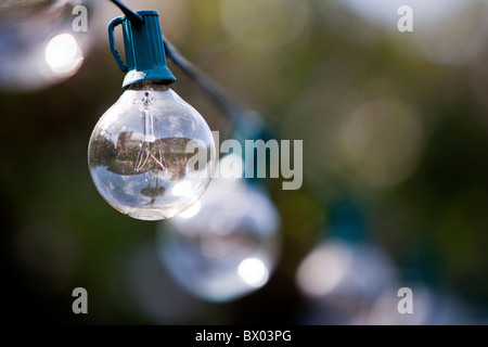 Eine weißglühende Glühlampe für Lichterkette Stockfoto