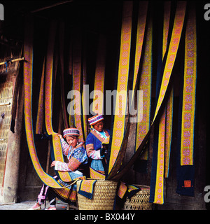 Rot Hut Miao Frauen Tiaohua Brokat hängen zum Trocknen, Tianbacun, De'e, Longlin, Baise, Provinz Guangxi, China Stockfoto