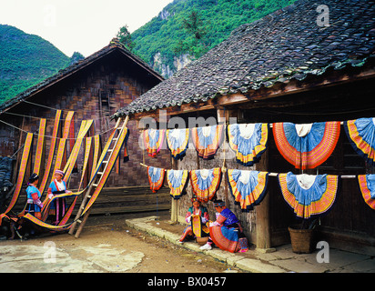 Rot Hut Miao Tuch und Röcke hängen zum Trocknen in einem Innenhof, Tianba Dorf, De'e, Longlin, Baise, Provinz Guangxi, China Stockfoto