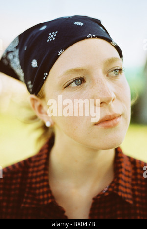 Eine Frau schaut nach rechts. Stockfoto