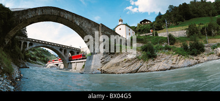 alte Steinbrücke Bahn Glacier express-Zug Kanton Wallis Kirche Neubruck Panorama SBB Schweiz Eur Stockfoto