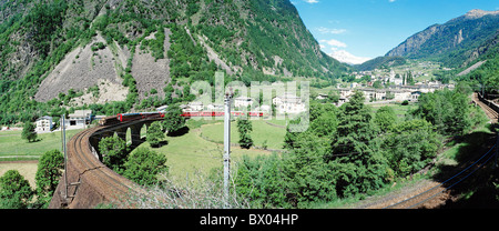 Bahnhof Brusio Glacier express Zug Graubünden Graubünden Kurve Panorama SBB Schweiz Europa Weitwinkel Stockfoto