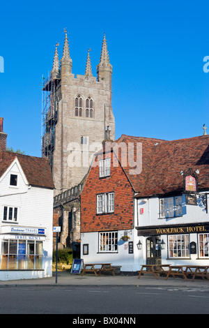 Tenterden High Street und St. Mildred's Church sowie das 'Woolpack Hotel', Kent, England, Großbritannien Stockfoto