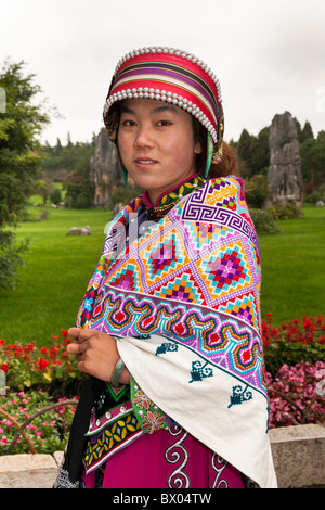 Frau aus Sani Minderheit, Shilin Steinwald Shilin Yi, in der Nähe von Lunan und Kunming, Provinz Yunnan, China Stockfoto