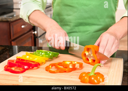 Eine Frau schneiden Paprika bereitet das Gemüse als Mahlzeit Zutaten. Stockfoto