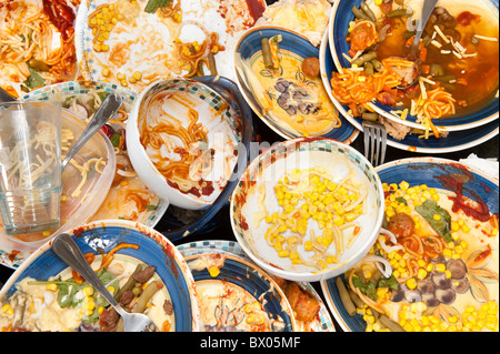 Eine Masse von schmutzig, schmutzig Gerichte mit Lebensmitteln Fetzen warten gewaschen werden. Stockfoto