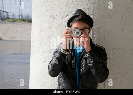 Gemischte Rassen Teenager fotografieren mit Digitalkamera Stockfoto