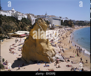 Albufeira Algarve Baden Strand Rock Cliff Urlaub Küste Menschen Meer keine Modellfreigabe Penedo Por Stockfoto