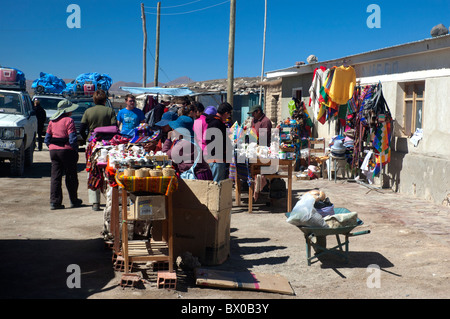 Stände, die Elemente aus Salz, für den Verkauf an Touristen im Dorf Colchani, Salar de Uyuni Salz Wohnung in Bolivien gemacht. Stockfoto