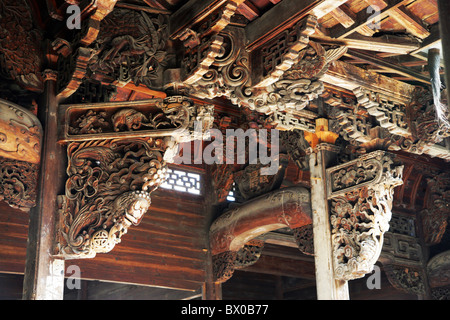 Exquisite geschnitzten Balkenstruktur in Huangs Mansion, Songyang, Lishui, Zhejiang Province, China Stockfoto