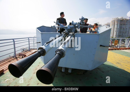 Artillerie auf dem Flugzeugträger, Citic Minsk World, Shenzhen, Guangdong Provinz, China Stockfoto