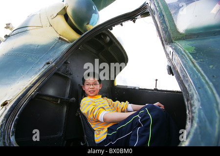 Chinesische Junge sitzt in einem Kampfjet, Citic Minsk World, Shenzhen, Guangdong Provinz, China Stockfoto