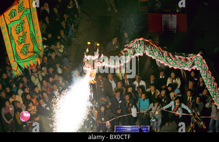 Drachentanz während Tai Kok Tsui Temple Fair, Hong Kong, China Stockfoto