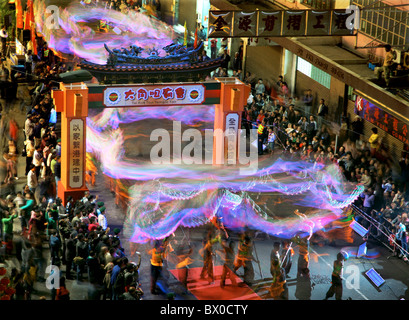 Drachentanz während Tai Kok Tsui Temple Fair, Hong Kong, China Stockfoto