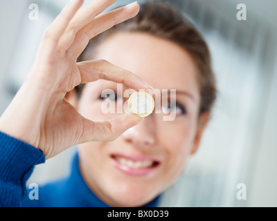 Frau, die ein-Euro-Münze Stockfoto