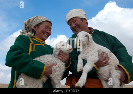 Barag mongolischen paar in Tracht mit Lamm, alte Barag Banner Hulunbuir, autonomen Region Innere Mongolei, China Stockfoto