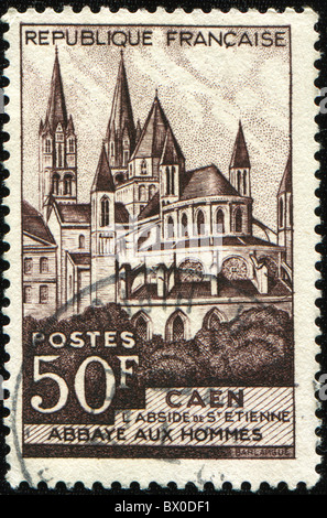 Frankreich - ca. 1951: Eine Briefmarke gedruckt in Frankreich zeigt Abbaye-Aux-Hommes in die französische Stadt Caen, Normandie, ca. 1951 Stockfoto