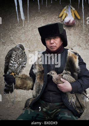 Manchurian Jäger mit seinem Gerfalke, Adler Dorf, Changyi, Jilin, Jilin Province, China Stockfoto