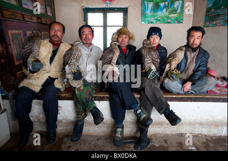 Manchurian Jäger sitzen zusammen mit Gerfalke, Adler Dorf, Changyi, Jilin, Jilin Province, China Stockfoto