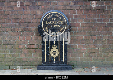 Denkmal für PC Laurence Brown, der am Pownall Road, London, am 28. August 1990 von einem Mann mit einer abgesägten Schrotflinte erschossen wurde Stockfoto