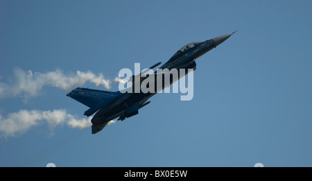 Belgische F-16A F16 Jet im Flug und Rauch trailing - niedrige Geschwindigkeit und Abwürgen - Cockpit sichtbar Stockfoto