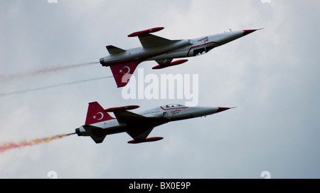 Zwei türkische Stars Northrop NF-5A Spiegelung im parallel - einer invertiert - graue trübe Kulisse Stockfoto