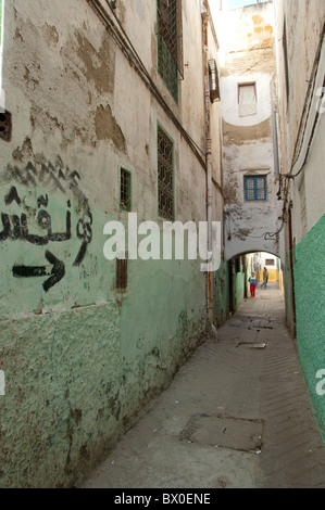 Marokko, Tetouan. Die Medina (Altstadt) von Tétouan, UNESCO. Typische schmale Gasse. Stockfoto