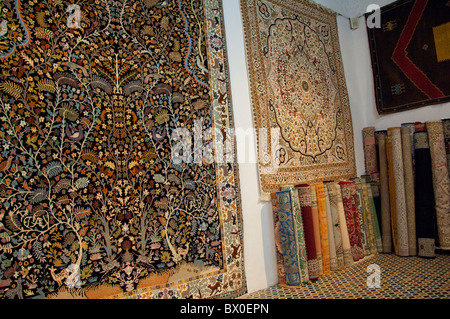 Marokko, Tetouan. Historische Medina Basar. Traditioneller marokkanischer Teppich Showroom. Stockfoto