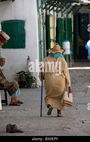 Marokko, Tetouan. Historische Medina Basar. Traditionelle Bauern im Strohhut entlang der engen Gassen der Medina. Stockfoto