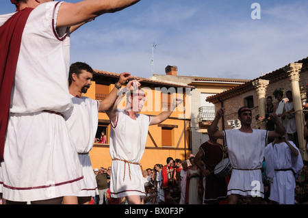 Römerfest 'Gott Bacchus' traditionelle Tanz in der wichtigsten quadratische BAÑOS DE VALDEARADOS Burgos Spanien Stockfoto